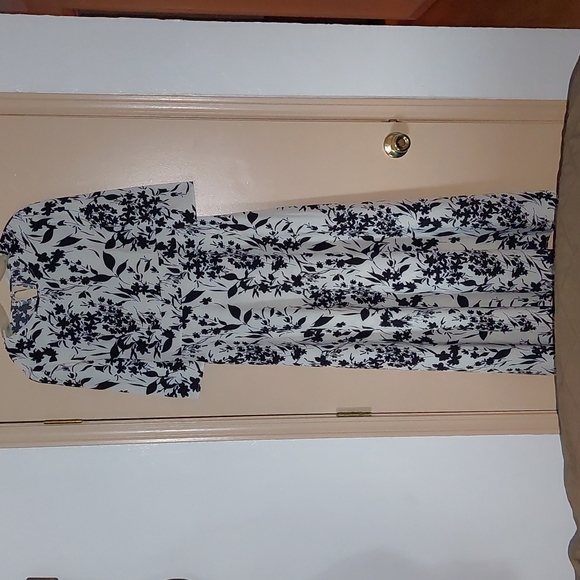 Source Unknown Dresses & Skirts - Black and white floral dress